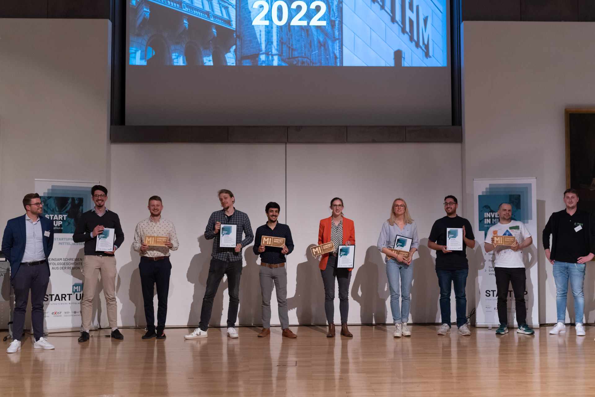 Die Teilnehmenden Teams mit den beiden Ausführenden.