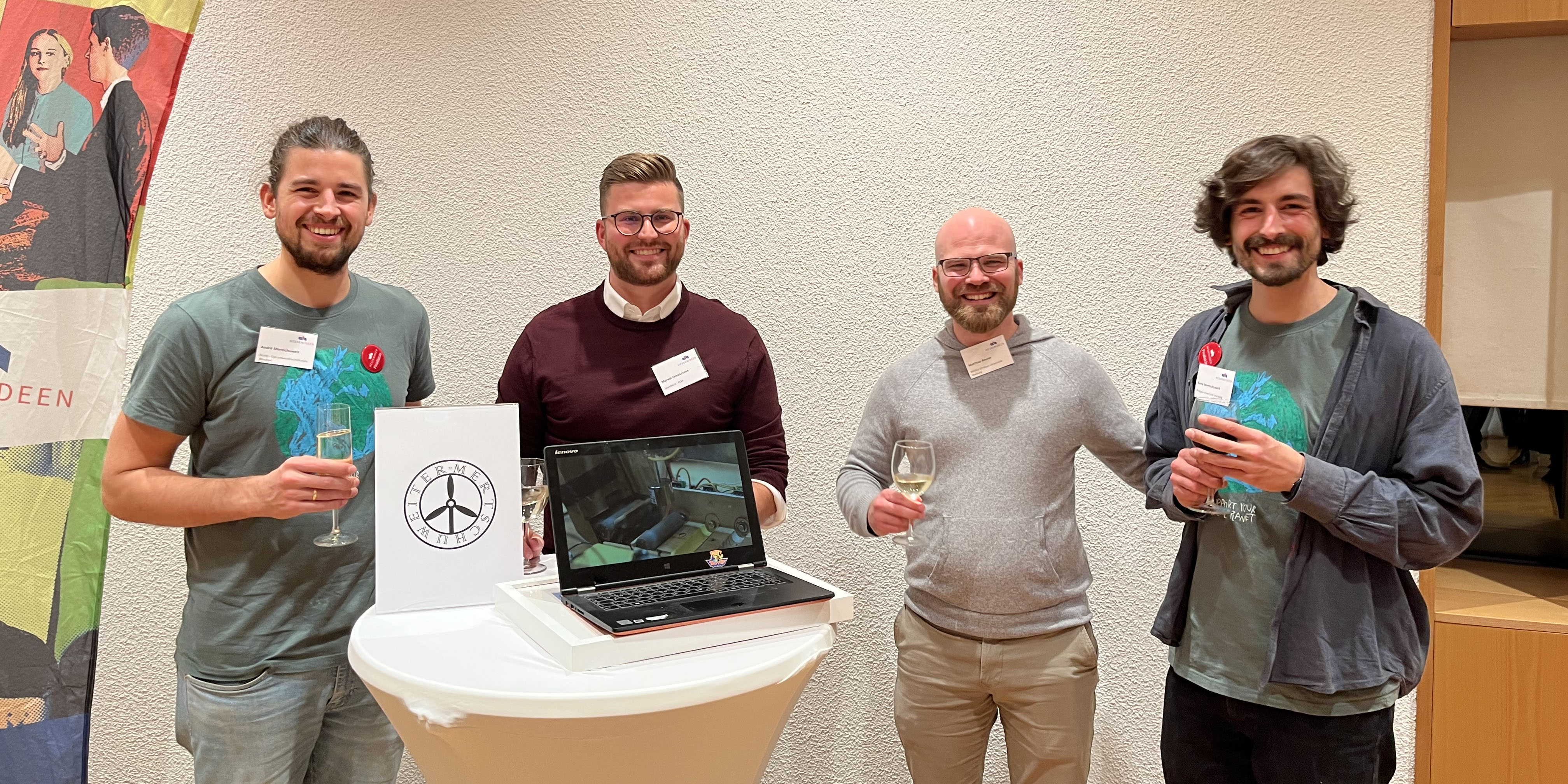 Die beiden Gründer von EroWi (René und André Mertschuweit) mit zwei Vertretern des StartMiUp Prototyping Teams (Marvin Dreesmann und Matthias Beurer)