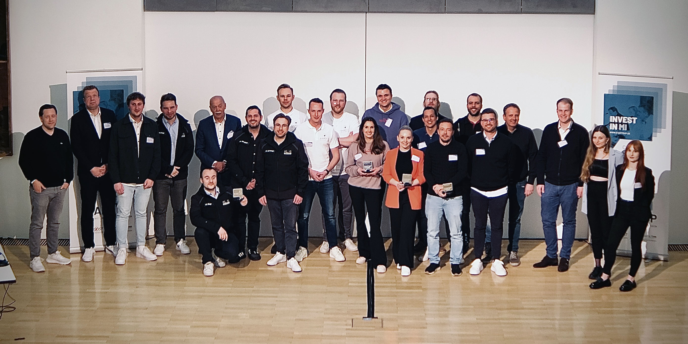 Preisverleihung mit den Teams, der Jury und den Organisatoren.  Foto: Marcus Schneider, Henri&Fritz Fotografie