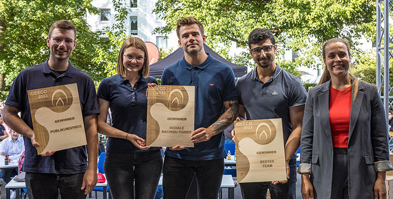 Das siegreiche Team „Clever Sole“ im THM Ideeco 2023 erhält – neben jener für den Publikumspreis und für soziale Nachhaltigkeit – ihre Siegesurkunde aus den Händen von Annekathrin Walter vom Hauptsponsor MK Versuchsanlagen.