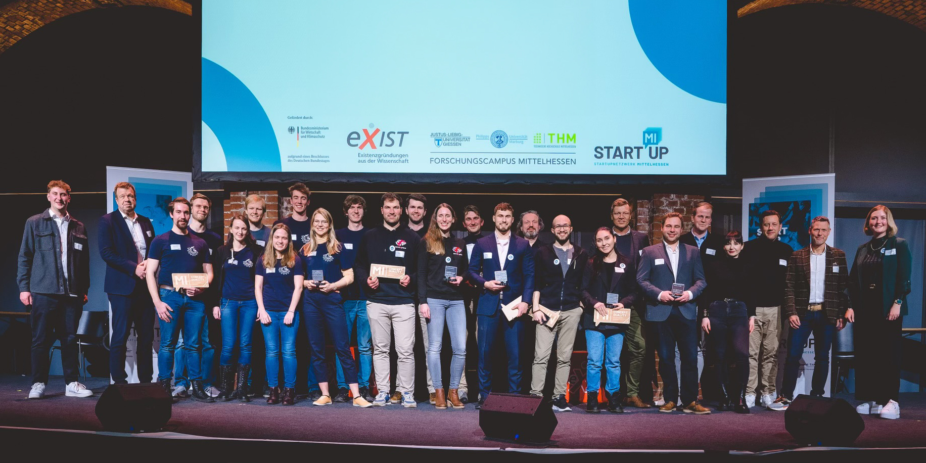 Preisverleihung mit den Teams, der Jury und den Organisatoren. Foto: StartMiUp/Katrina Friese