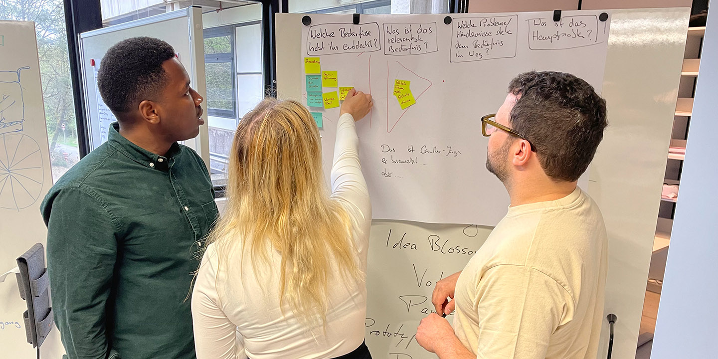 Studierende arbeiten im StartMiUp Ideation Canp mit Design Thinking-Methoden