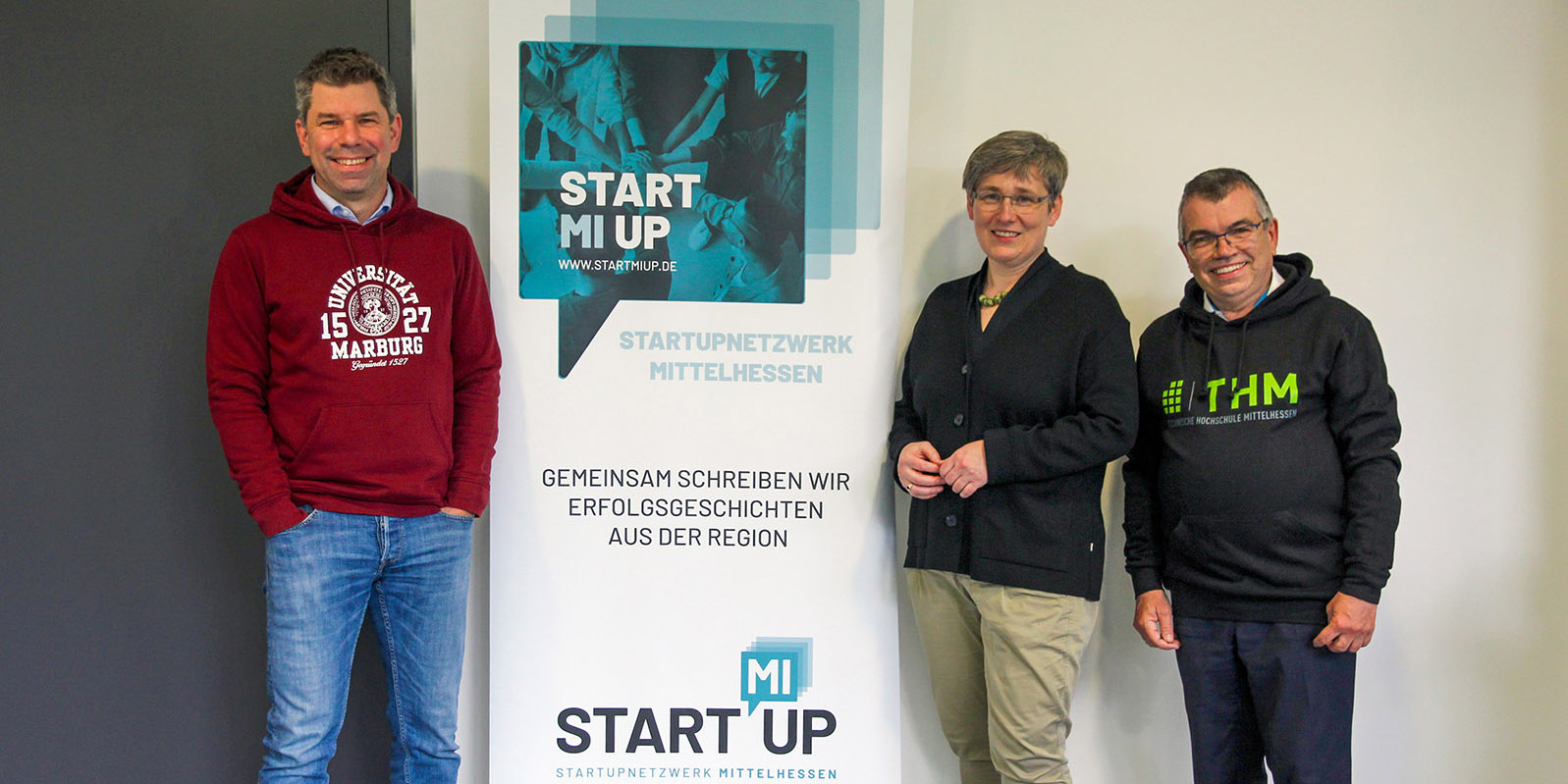 Gute Ideen aus der Wissenschaft in die Praxis bringen: Mit StartMiUp fördern die mittelhessischen Hochschulen (im Bild von links: Prof. Dr. Thomas Nauss, Präsident der Philipps-Universität Marburg, Prof. Dr. Katharina Lorenz, Präsidentin der Justus-Liebig-Universität Gießen und Prof. Dr. Matthias Willems, Präsident der Technische Hochschule Mittelhessen) die regionale Vernetzung bei der Gründungsförderung. 