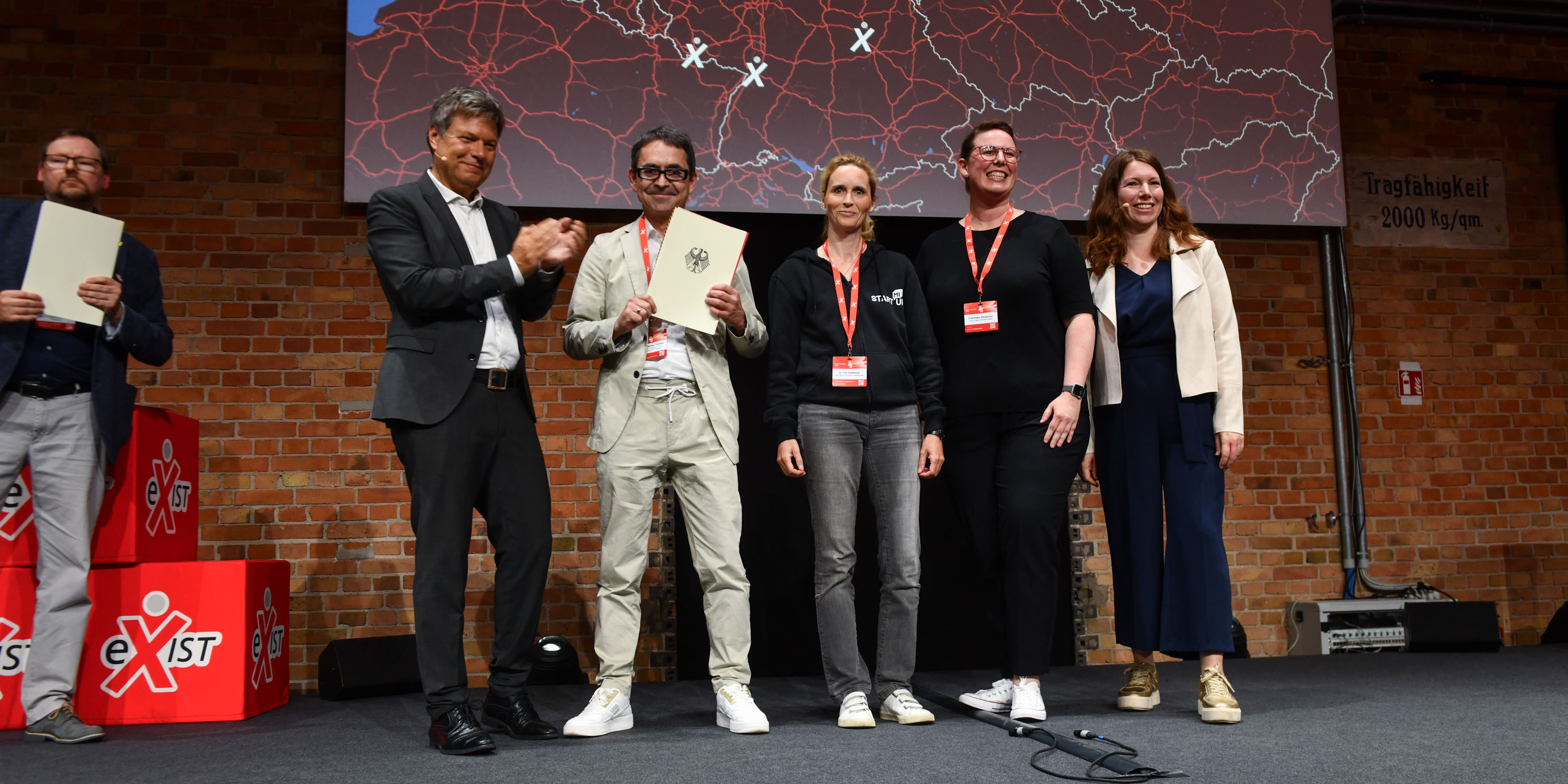 Foto: Jan Welchering Freude über die Zusage für die StartMiUp Factory Sustainable Life in Berlin: (von links) Bundesminister für Wirtschaft und Klimaschutz Dr. Robert Habeck, Prof. Dr. Michael Stephan (UMR), Dr. Iris Stallkamp (THM), Franziska Deutscher (JLU) und Dr. Anna Christmann, Beauftragte des BMWK für Digitale Wirtschaft und Startups. Foto: Jan Welchering